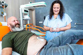 Simulátor předporodních bolestí. Muži už vědí, jaké to je peklo! | Na vlastní otvor